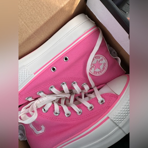Brand new women’s Varsity pink converse size 5.5 (fits a 5/6) - Picture 4 of 8